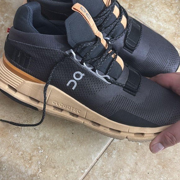 On cloud sneakers - Picture 2 of 3